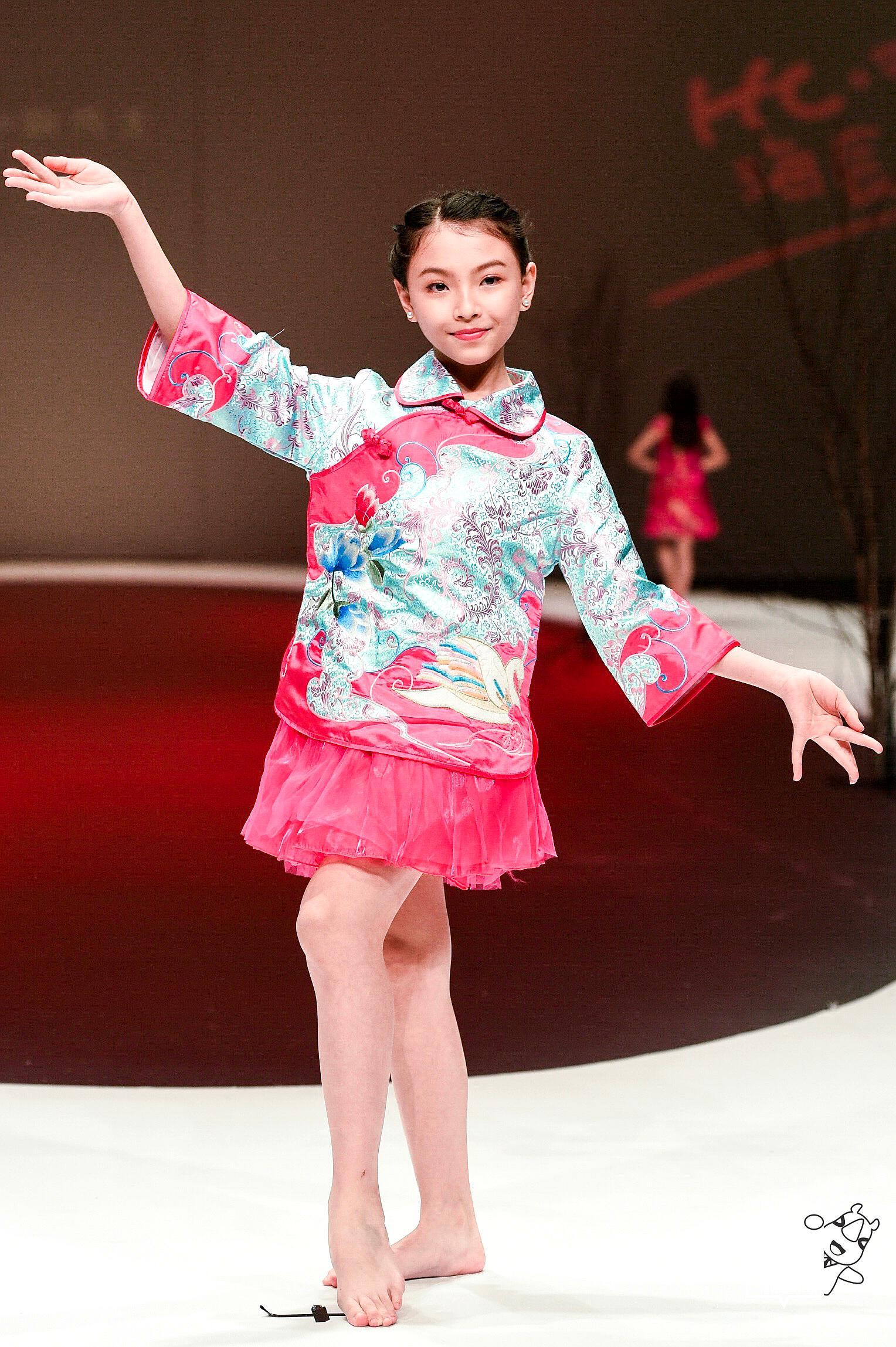 冠军女神周玥彤气质十足亮相广东时装周秀场!