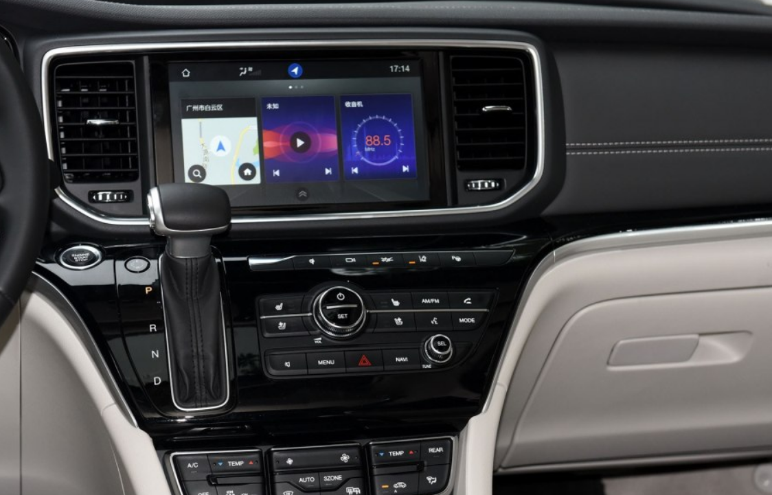 最大气的商务车传祺gm82018款旗舰版,前排中控屏.