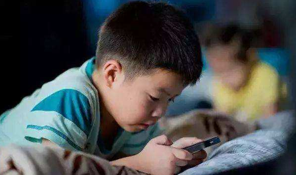 宝宝近视的3大原因,沉迷手机只是其中之一,最后一个经常被忽略