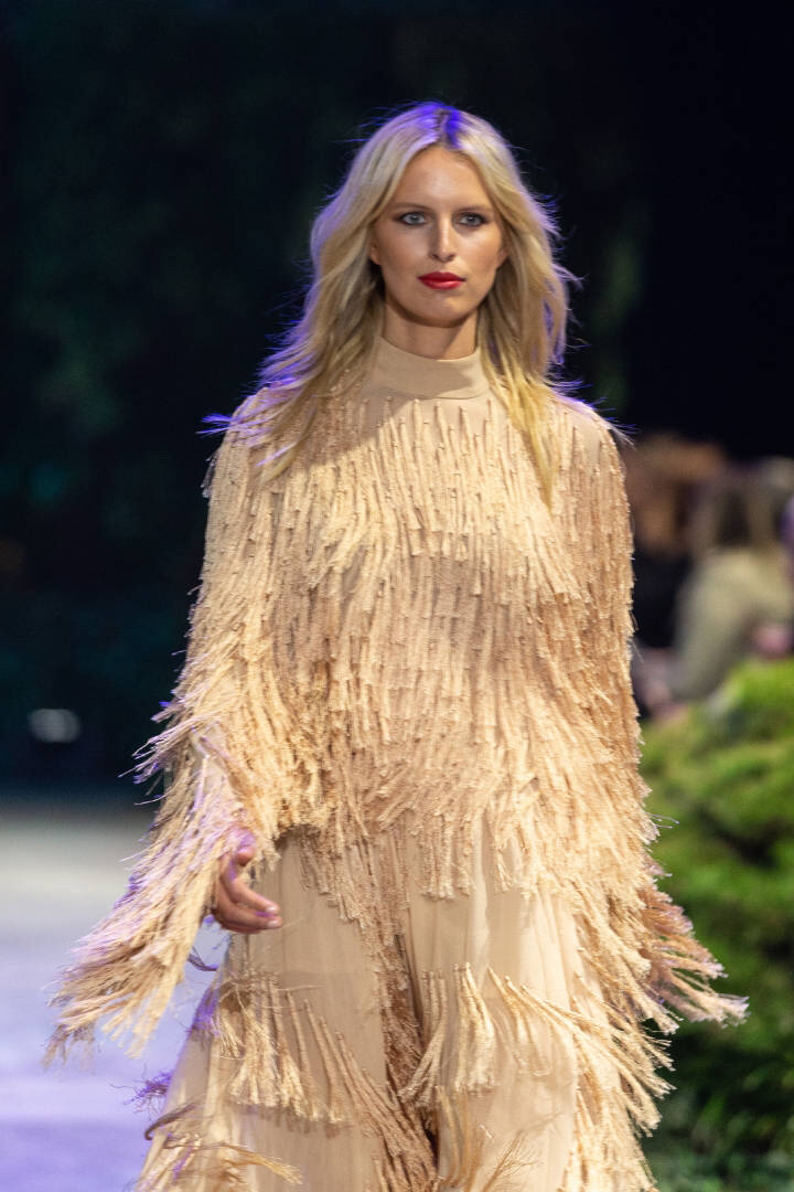 超模karolina kurkova霸气走秀,造型出众美轮美奂