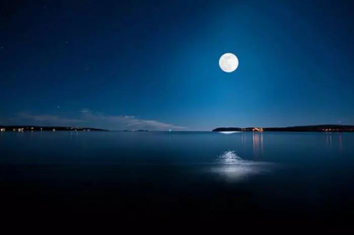 皎洁的月光照耀着海面