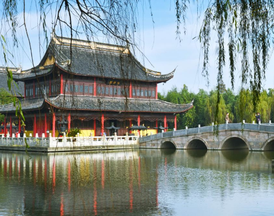 南湖秋月园,位于周庄古镇的南湖畔,是为纪念张翰而建造的