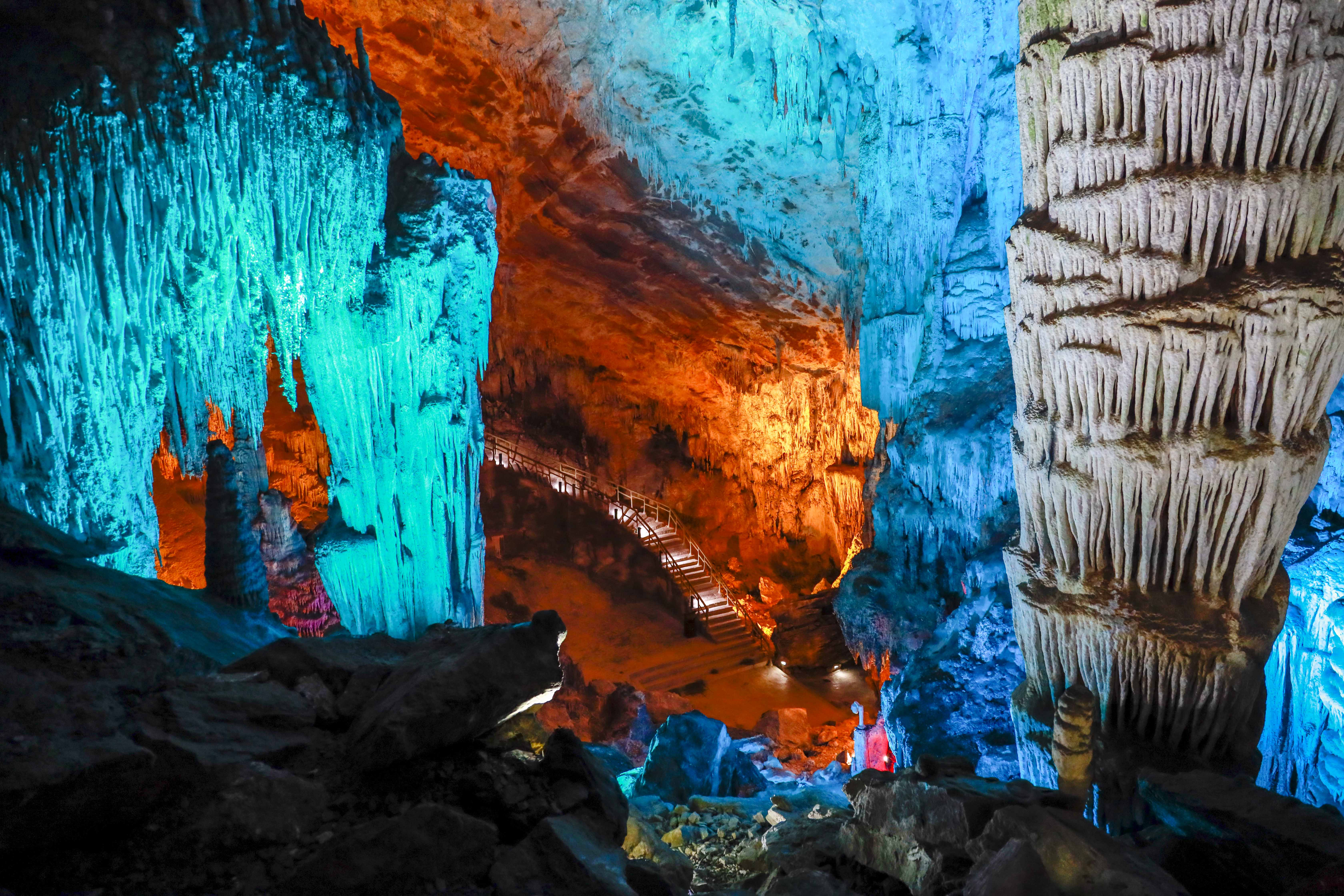 世界自然遗产重庆芙蓉洞:幻彩夺目的地下风景
