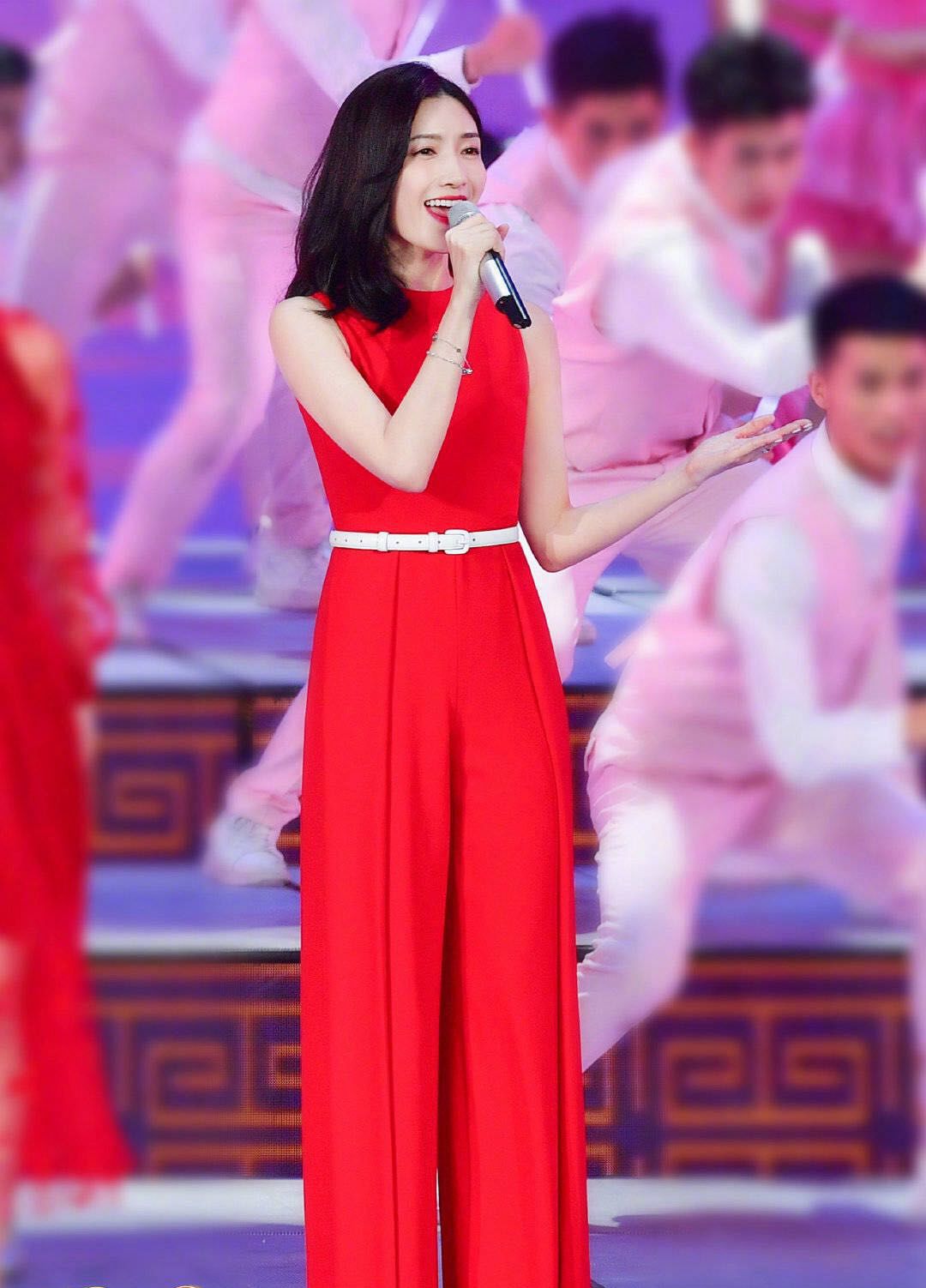 秦岚景甜江疏影三女神春晚同台,都穿中国红服饰,谁更美?