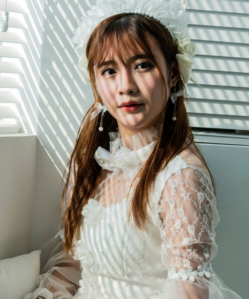 文艺长发白裙少女,令人看了心扉荡漾,优雅且惬意