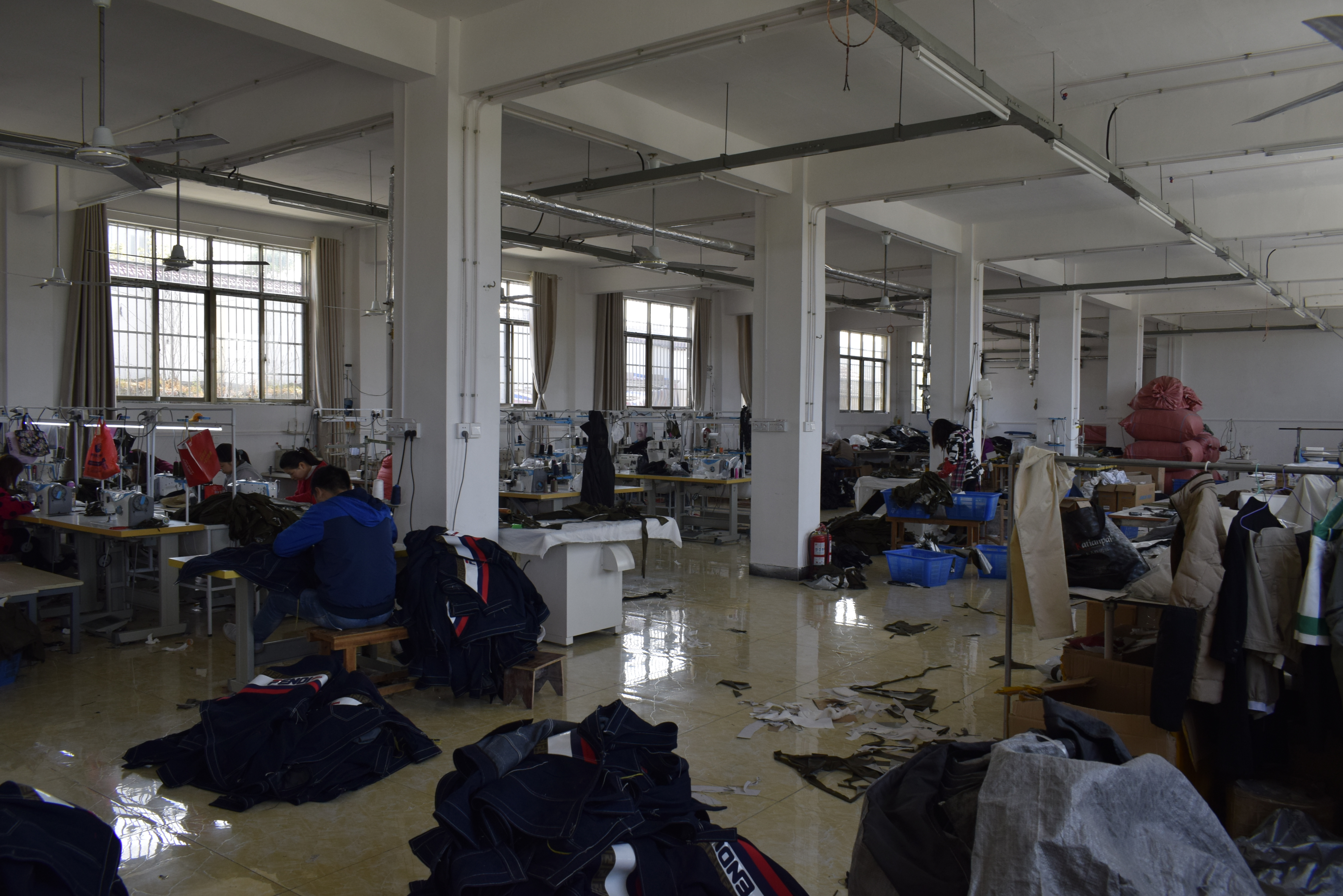 驰豹服装加工厂的办厂宗旨是:培训一人,就业一人,脱贫一户.