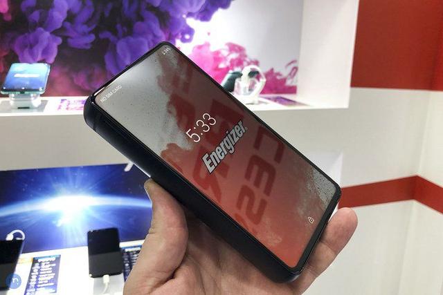 全球电池容量最大的手机:待机 50 天,厚度太感人