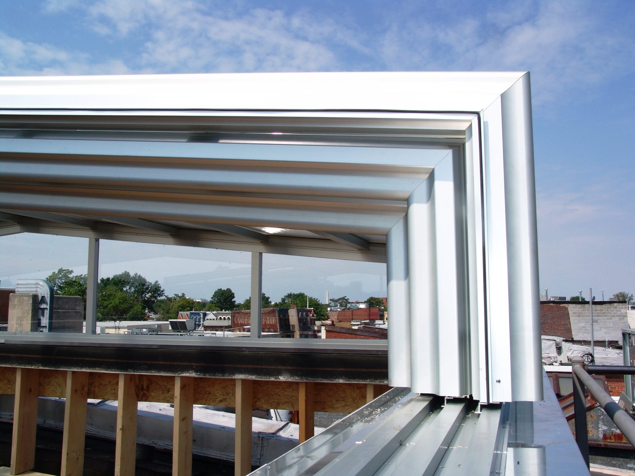 高端的屋顶产品,还可实现隐藏式灯光系统和电动遮阳配置