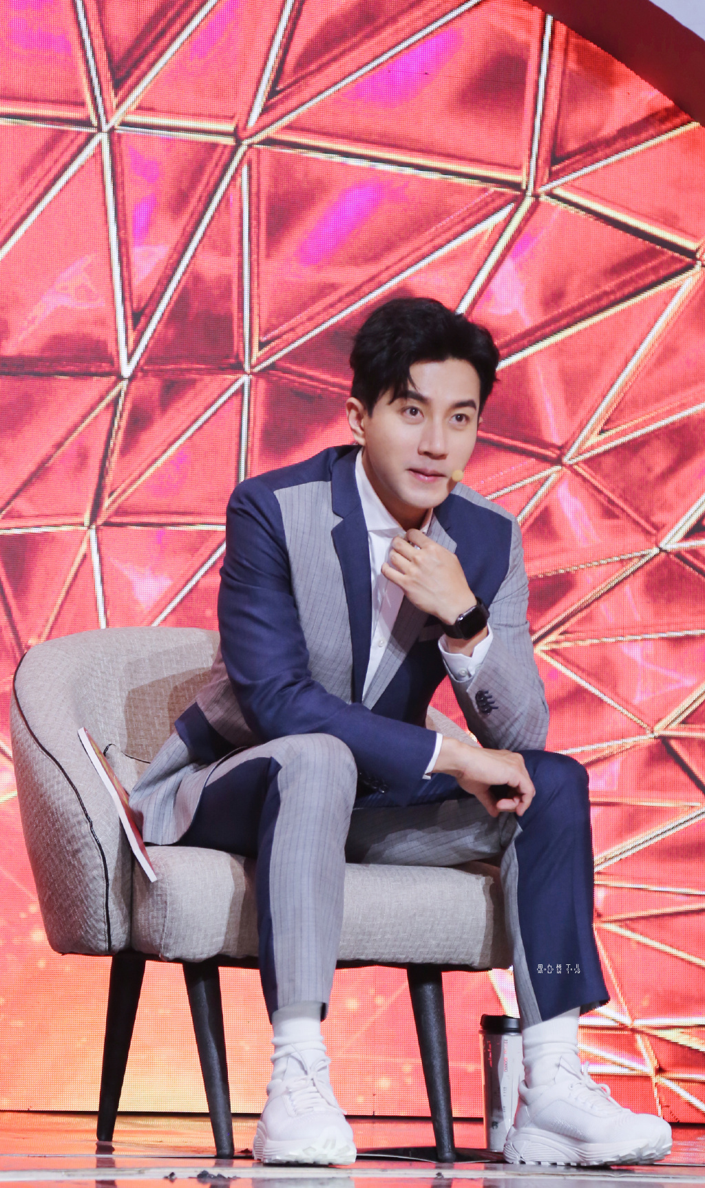 刘恺威身穿撞色西装录制节目,活力无限,一个动作看出他很爱孩子