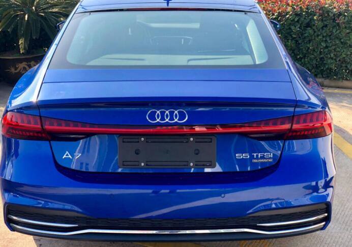 喜提首台全新宝石蓝奥迪a7,落地90万,与雅阁停一起哪台更给力?