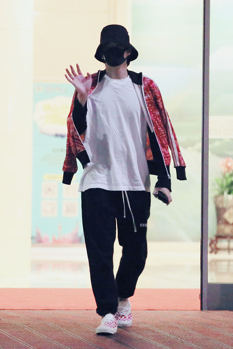 吴亦凡街拍:palm angels腰果花夹克essential运动裤 vans球鞋帅气潮男