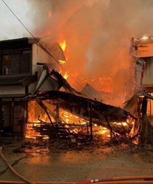 日本静冈县民宅发生火灾致6栋房屋彻底烧毁,1人死亡