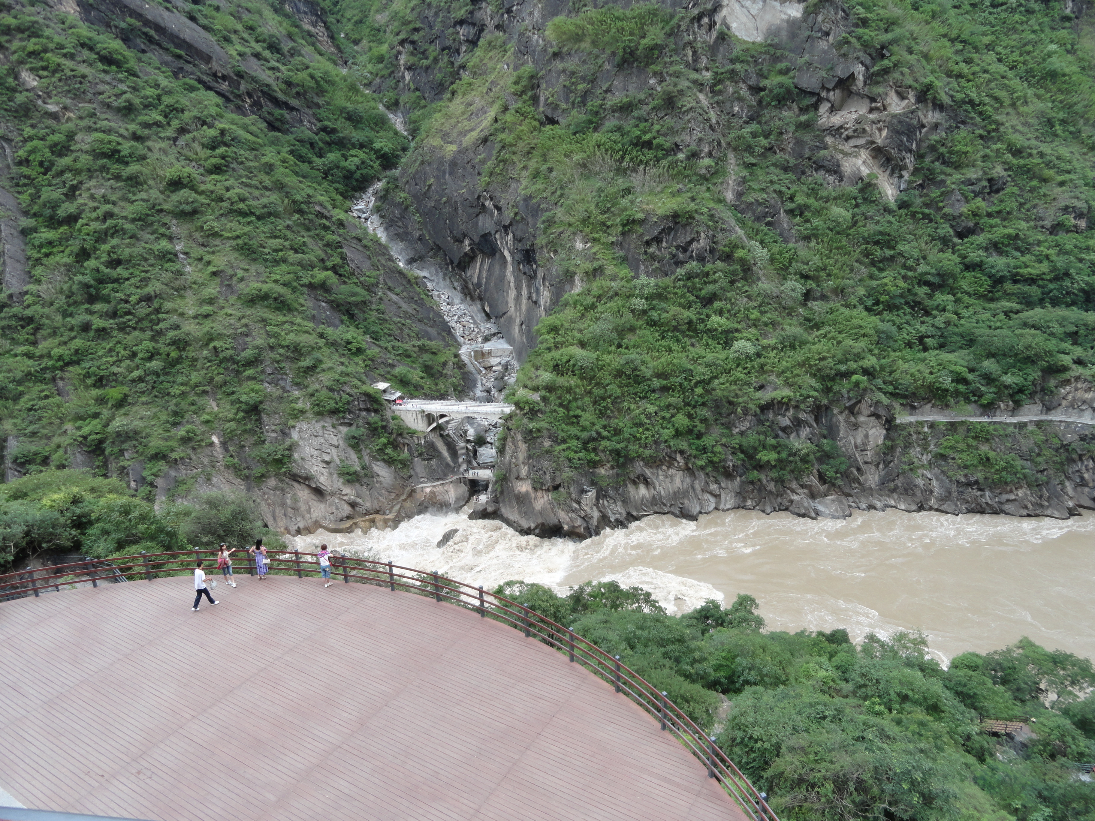 金沙江虎跳峡谷图片