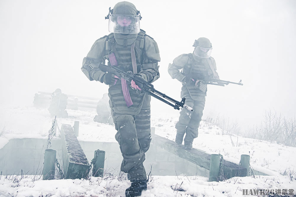 俄军战斗工兵训练照:配备全身护甲 犹如终结者一般的存在