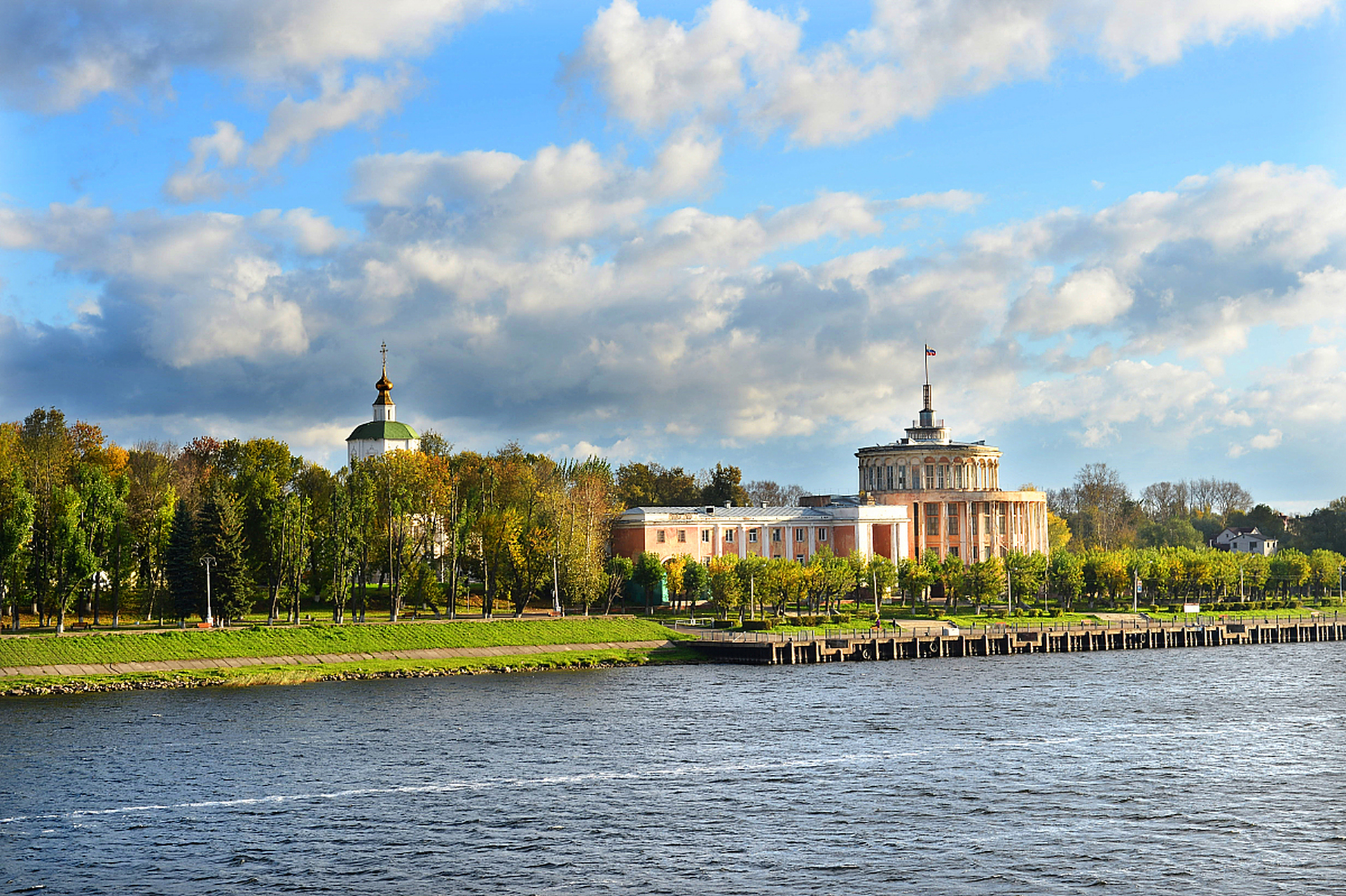 伏尔加格勒,靠近伏尔加河. 伊尔库茨克市,靠近伊尔库茨克河.