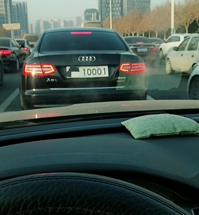 街边遇奥迪a6l, 车牌白底黑字,非常低调,网友:这辆车不简单!