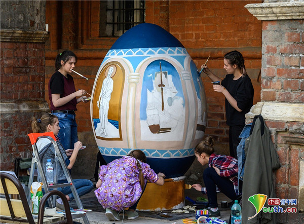 俄罗斯迎东正教复活节 艺术家绘制巨型彩蛋