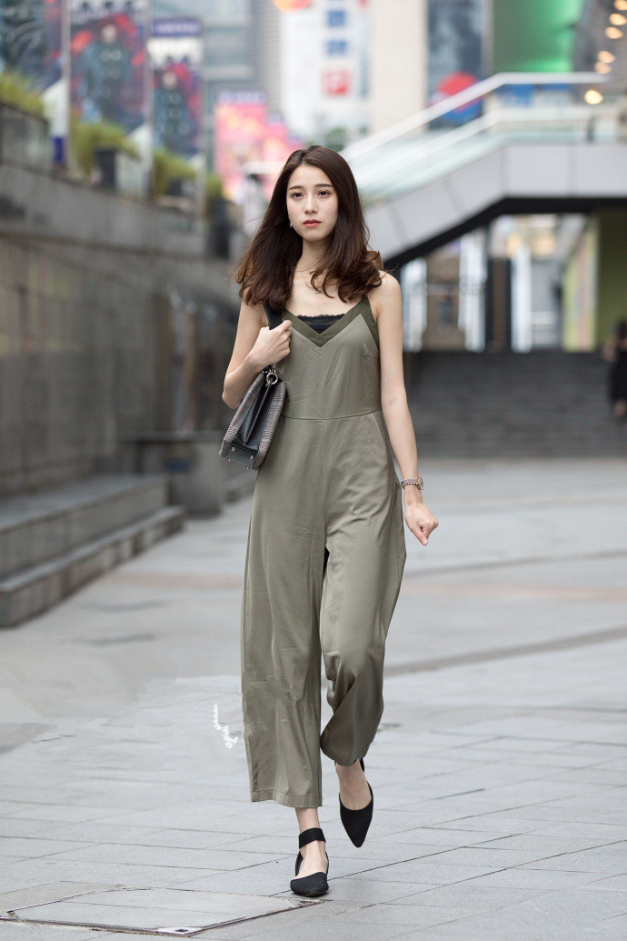 街拍:甜美可人的小姐姐,一身浅色纱质短裙,时尚气质一览无遗