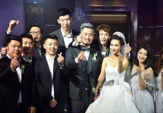 球场不太得意但婚姻美满!周琦16岁"早恋"22岁结婚,郎才女貌