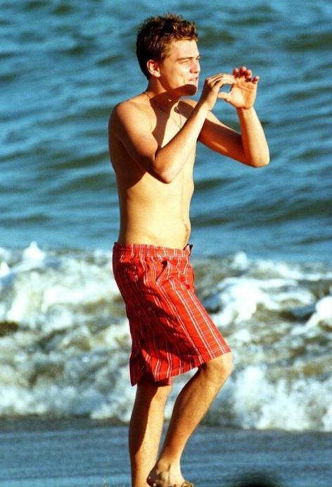 小李子海滩旧照曝光!白嫩纤瘦有腹肌,小鲜肉们根本没法比