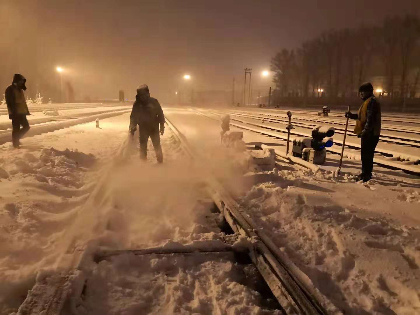 绥芬河铁路车站迎战大雪保障铁路畅通