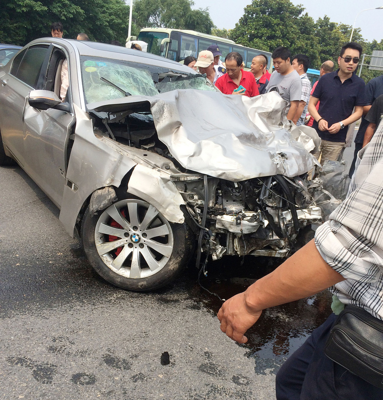 天津两车相撞的悲剧再次敲响了交通安全的警钟.