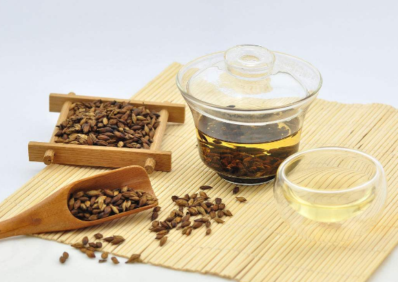 目前,有的酒店为每个人提供一杯热气腾腾的大麦茶,这样即使你吃油腻的