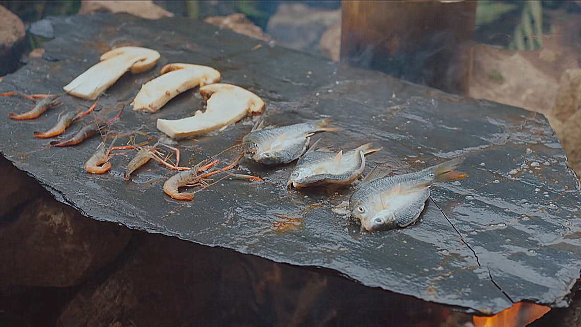 美食剧《人间烟火花小厨》:开场就是石头烤鱼,吃货:追定了