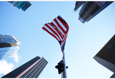 麦凯恩去世引发降半旗风波 都谁有资格让美国降半旗?