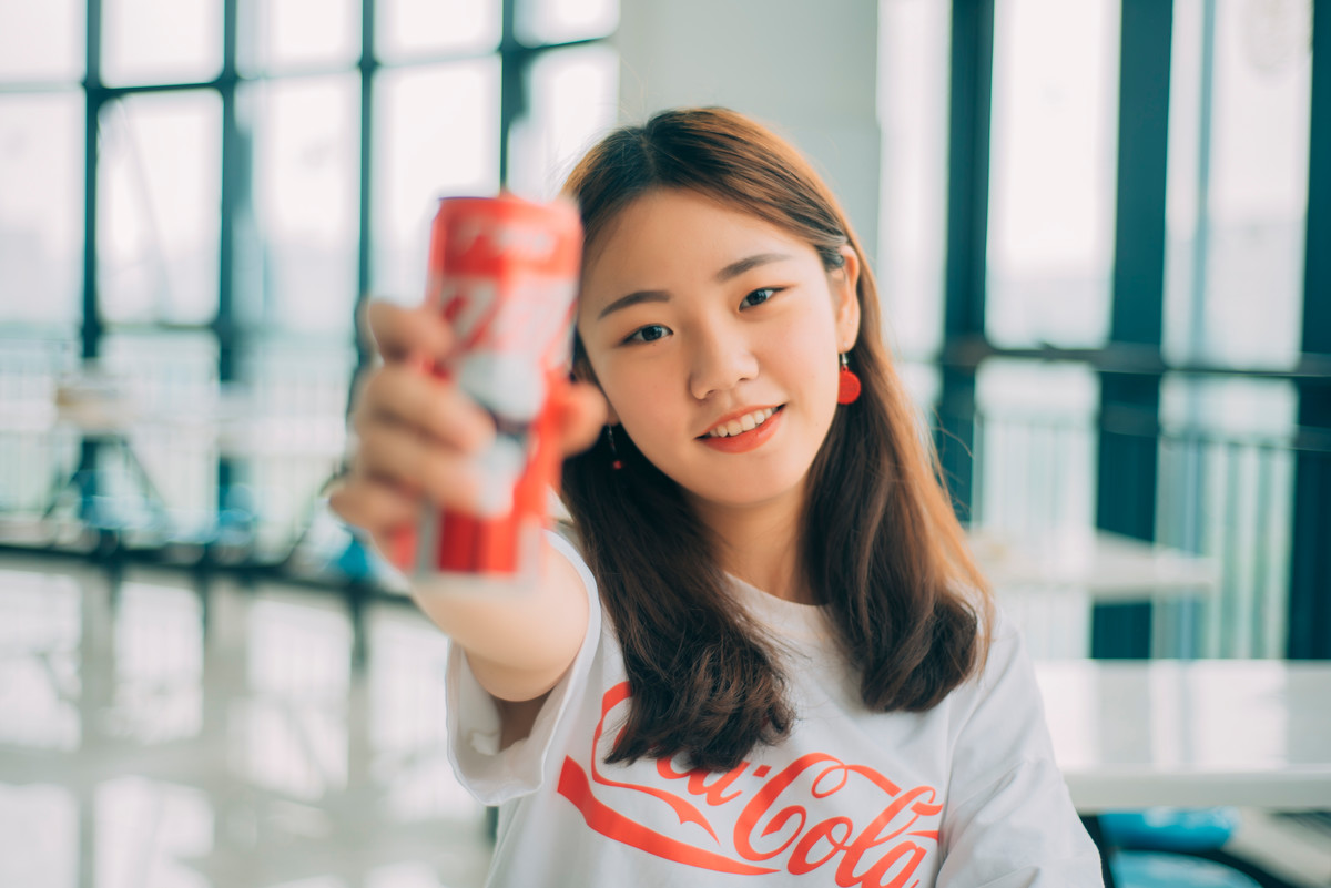 女孩摄影:手上的可乐