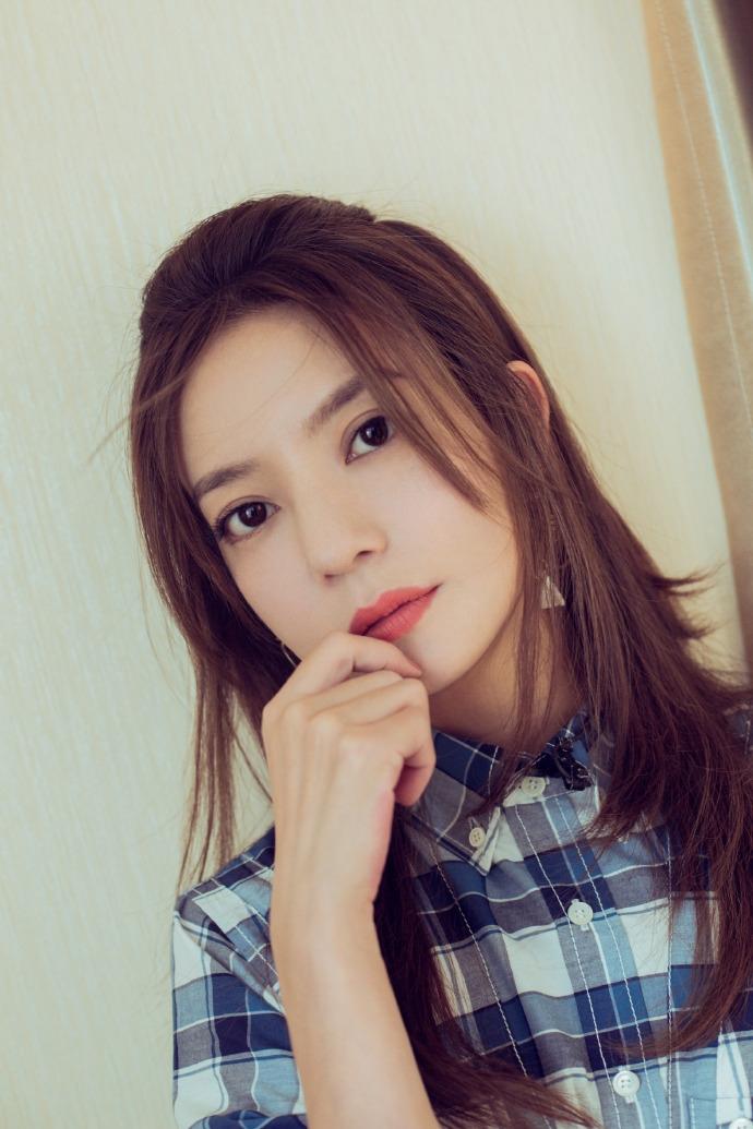 赵薇穿格纹衬衫裙文艺清新 眼神慵懒迷离