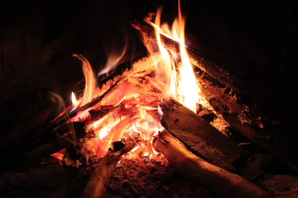 故事:梦见死去的老伴冷,老汉在她坟前烧堆火,有人登门给他养老