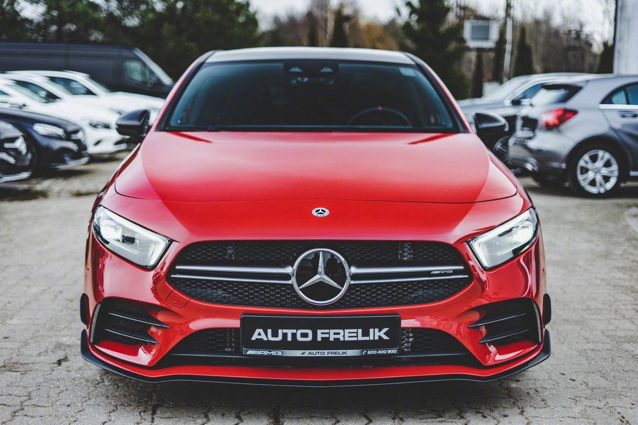 新奔驰a35深红的外观