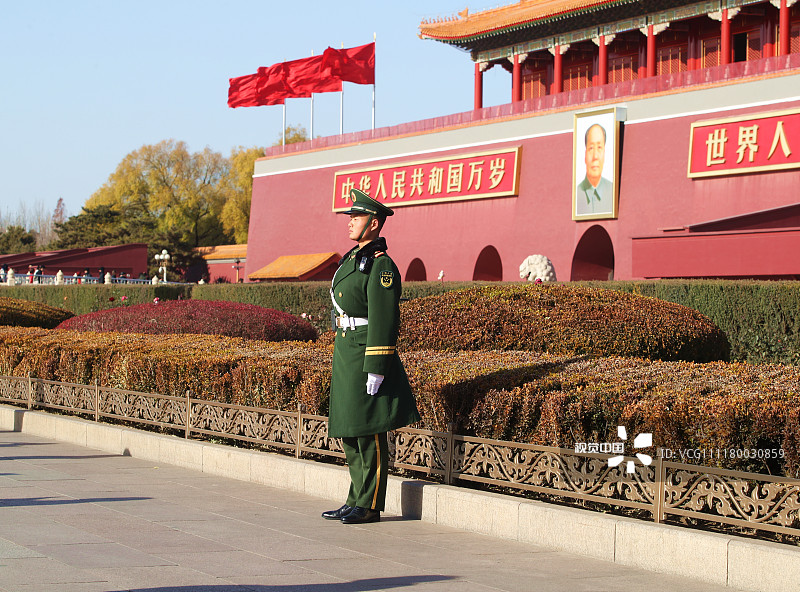北京迎来降温天气 解放军战士顶寒风在天安门站岗执勤