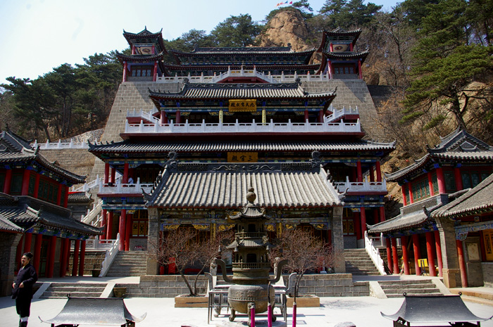 票价:门票包含在千山门票中 开放时间:8:30-17:00 简介:五龙宫是道教