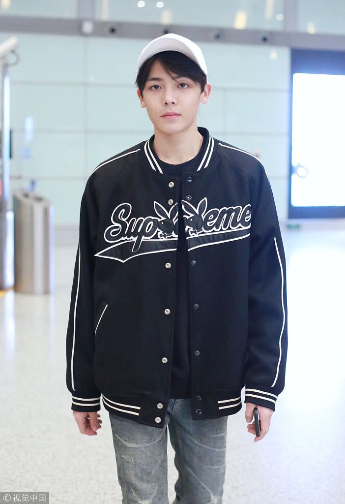 运动boy!侯明昊棒球外套 鸭舌帽潮翻天 紧盯镜头素颜难掩帅底子
