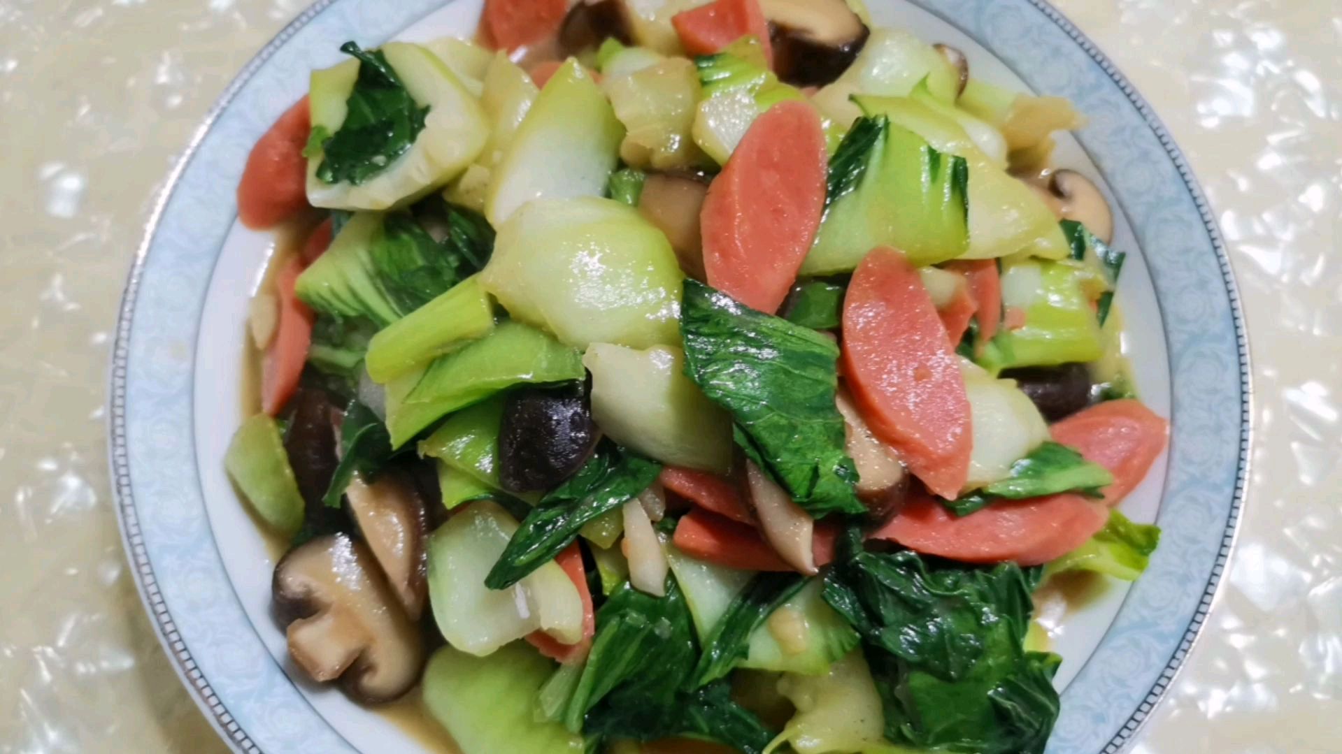 青菜炒香菇的家常做法,香菇入味,青菜翠绿,营养又美味