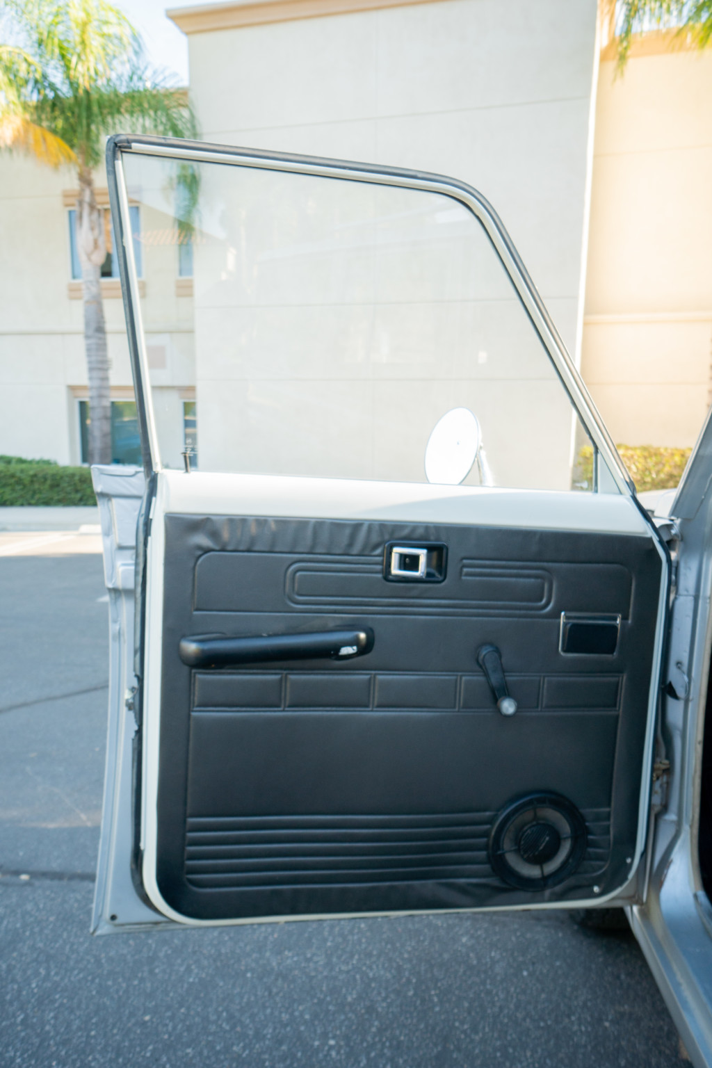 进入车内,可以看到车厢以黑色为主调,布局规整有序,视觉效果十分宽大.