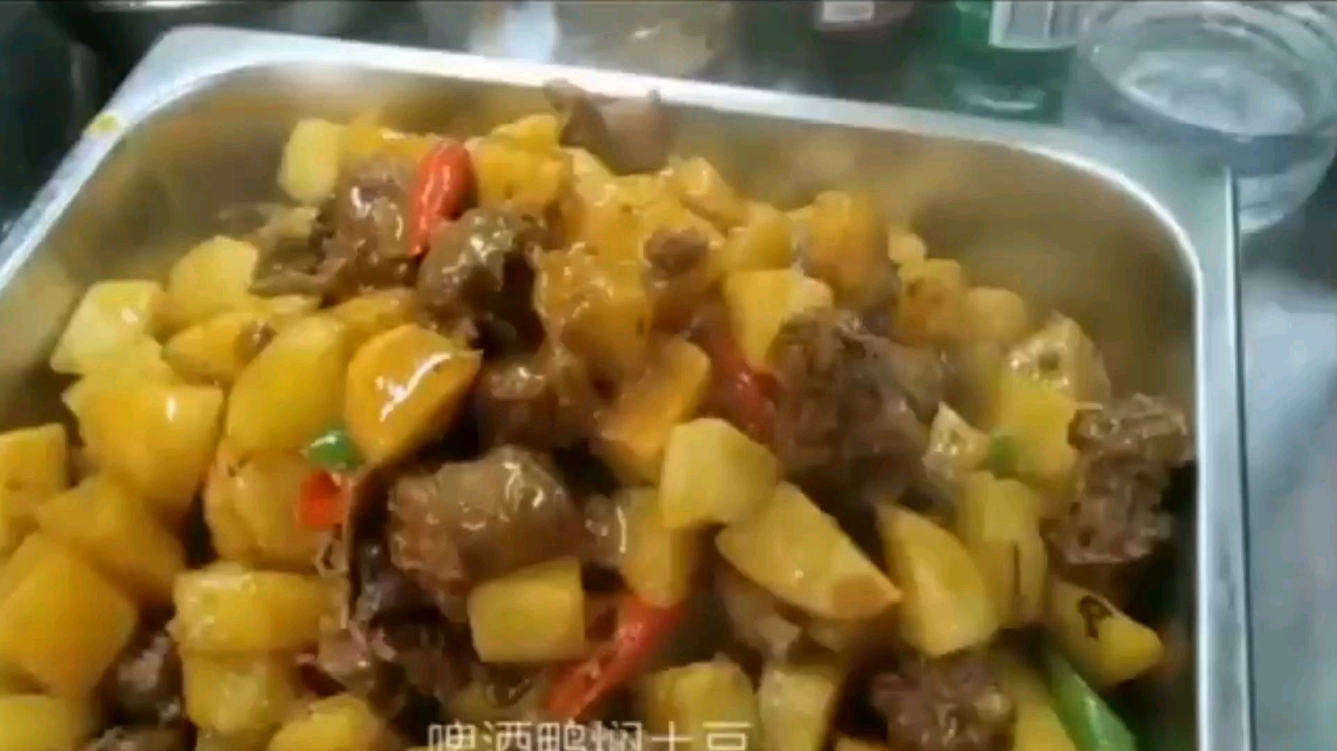 土豆烧鸭子在家轻松做,麻辣重口非常巴适,厨师长教你技巧