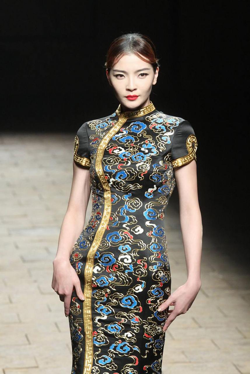 服装,礼服代表的是在各种正式场合所穿着的服装,同时会辅以纹反钆