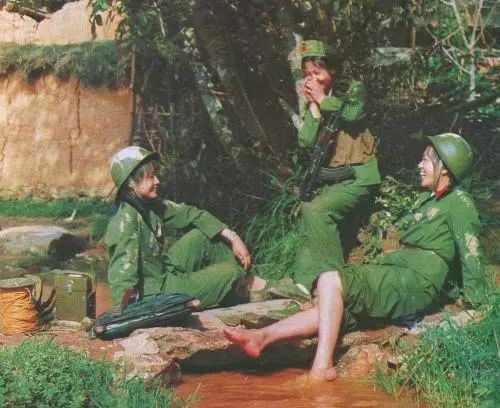 对越自卫反击战中 越南女兵对我军实施裸体战术