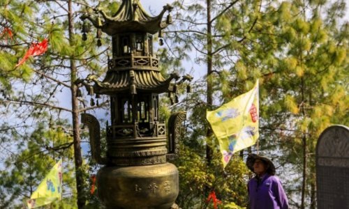 腾冲云峰山,这里与缅甸隔山向望,山中的寺庙就建造在悬崖之上