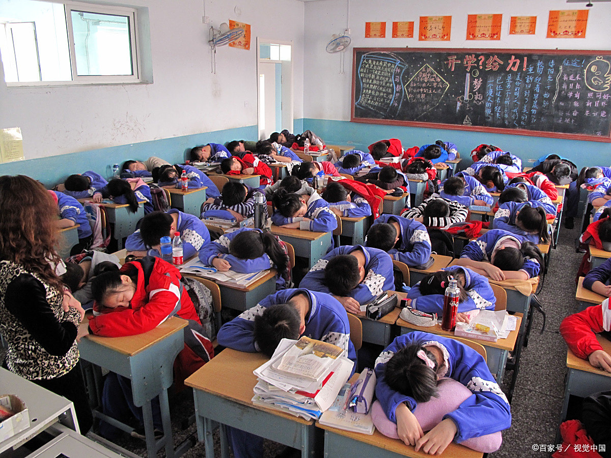 里学生或睡觉或张望不听课死气沉沉的图片女同桌上课趴桌子睡着中学