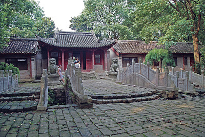 明辽简王墓位于八岭山中部,被誉为南方的地下宫殿