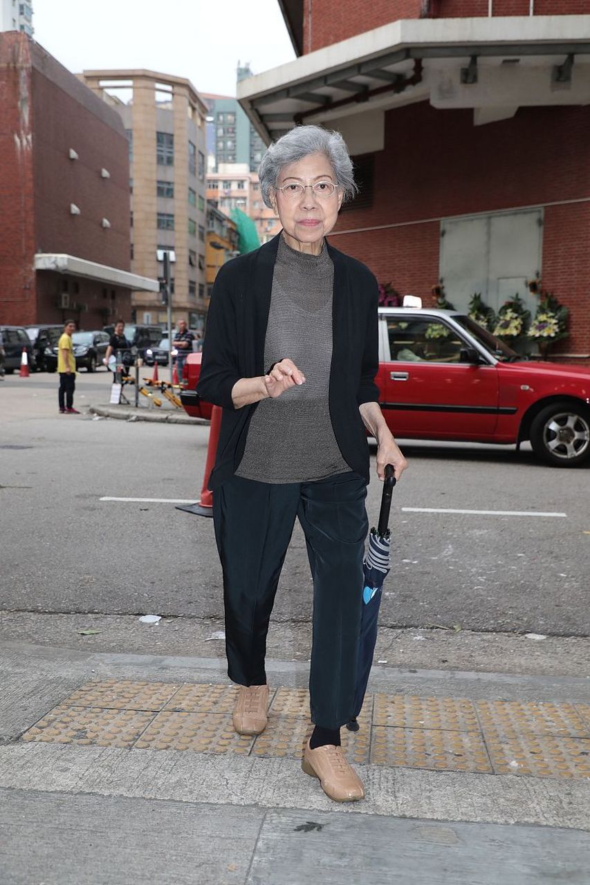 88岁的资深演员罗兰老当益壮,近日被网友偶遇在看中医,身形虽佝偻但