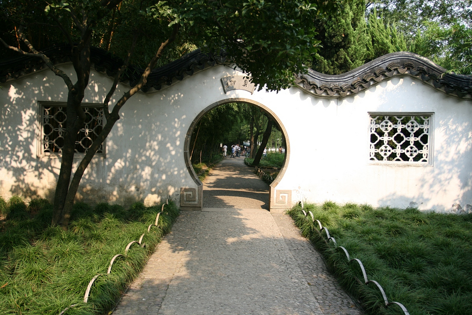 领略古典艺术的韵味,欣赏中式园林的月亮门!