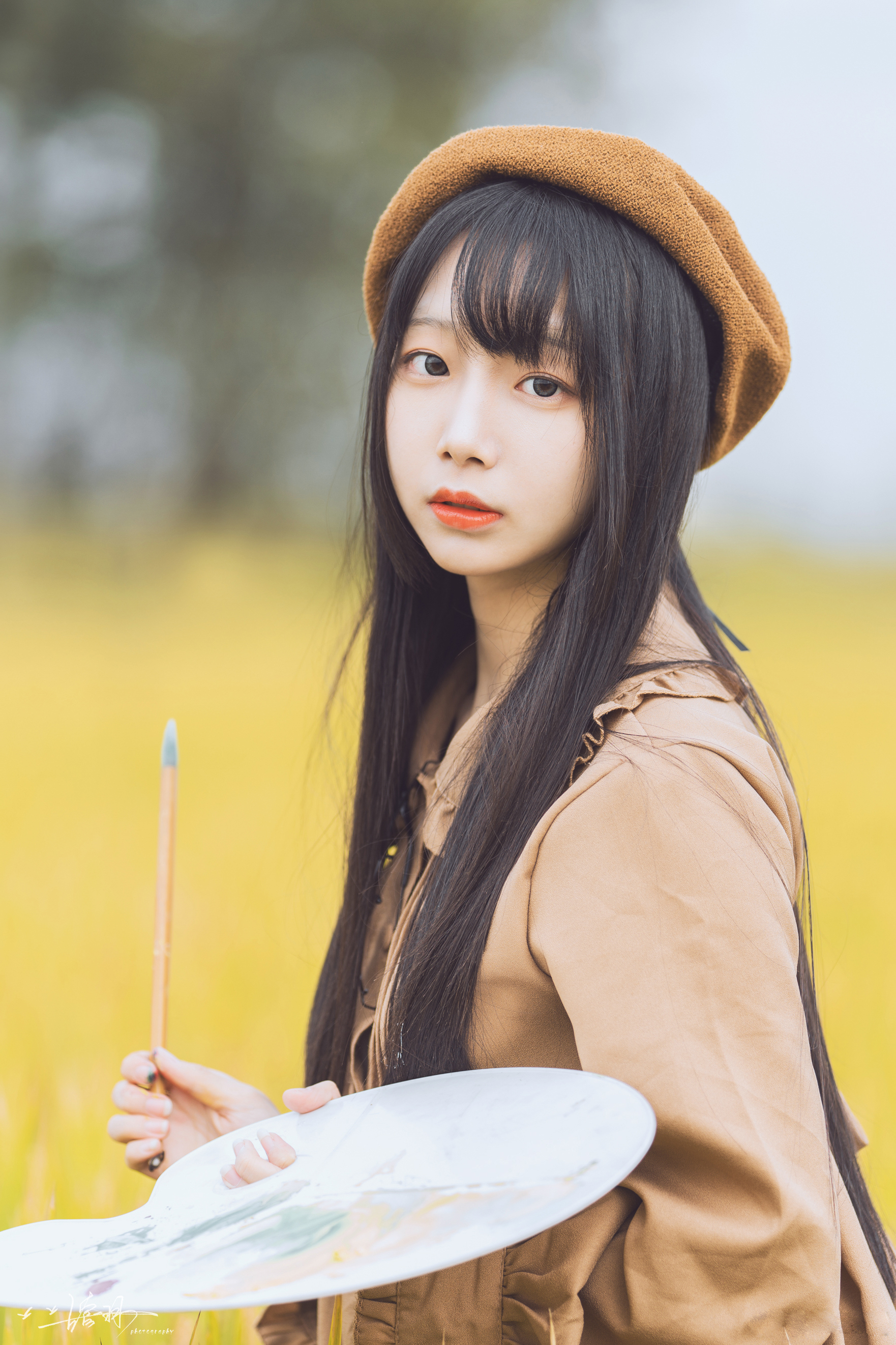 在金黄色的田野上一个气质清新的文艺女孩