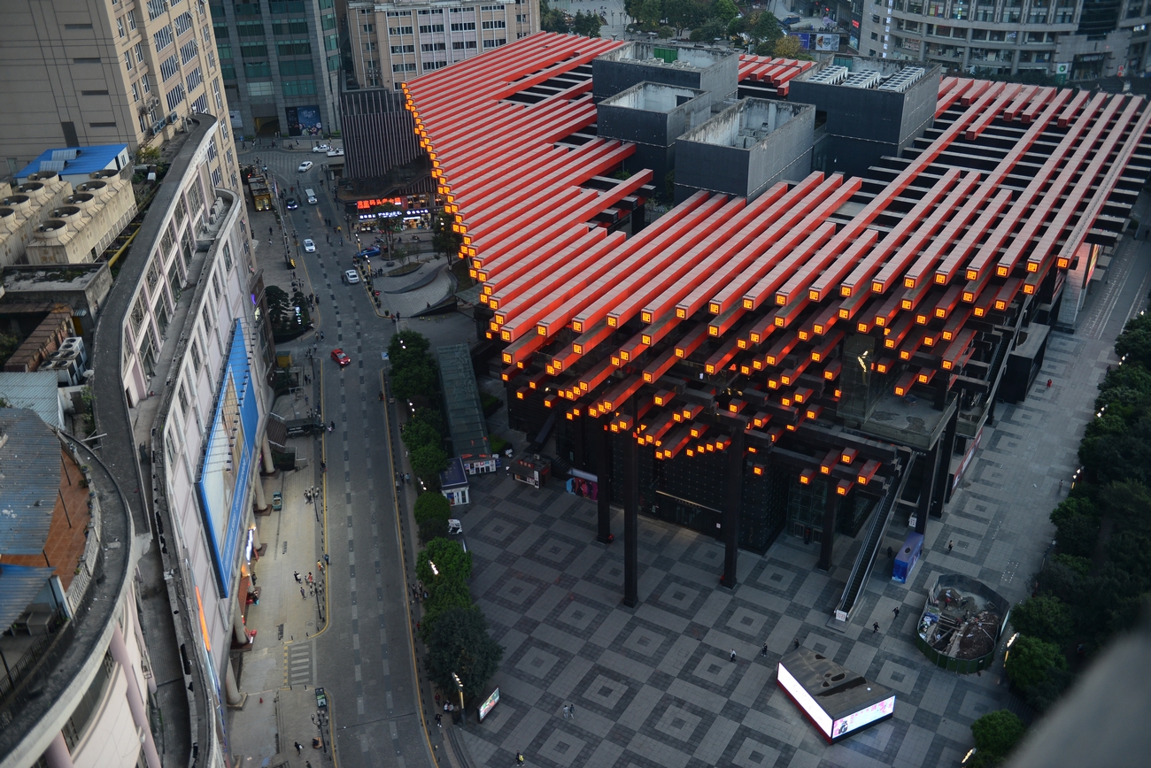 重庆国泰艺术中心外形像一根根"筷子",被戏称为"筷子楼",成为很多游客