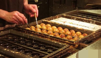 卖价7元章鱼小丸子,有学生竟只付一分钱,摆摊的老爷爷被气哭了