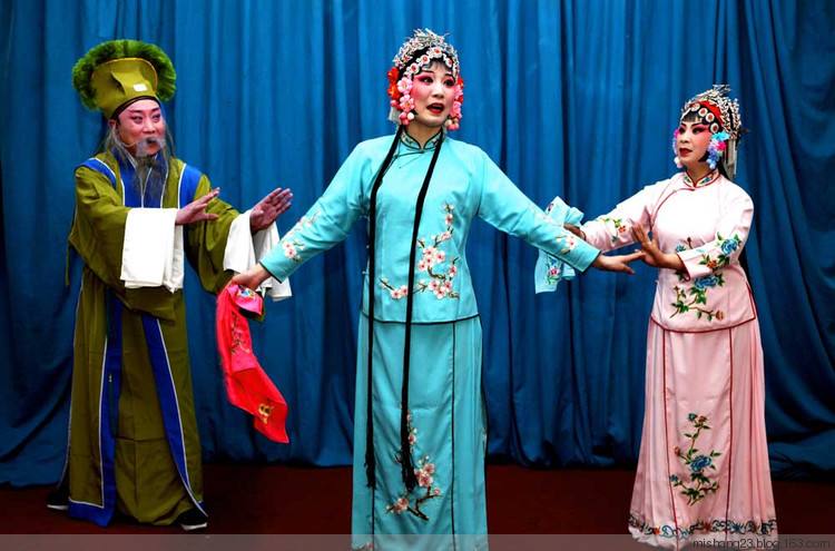 农村唱戏全是老年人在看古装戏,而年轻人看的少,这是为什么?